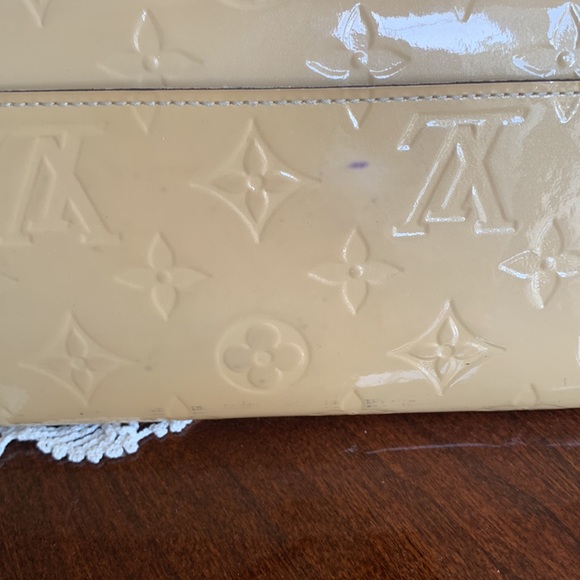 🌹AUTHENTIC LOUIS VUITTON VERNIS MONOGRAM SARAH WALLET🌹 - Picture 9 of 11